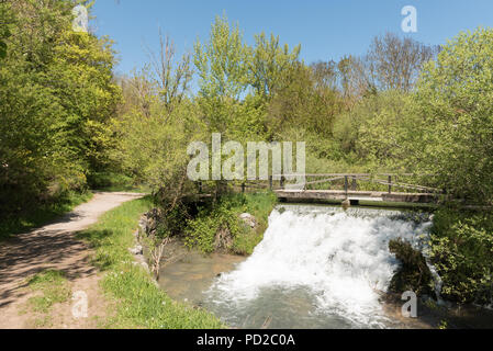 Kleiner Wasserfall in der Nähe der Quelle des Ebro in El Astillero, Cantabrial, Spanien Stockfoto