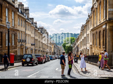 Blick hinunter terrassierten georgianischen Häusern von Gay Street aus dem Zirkus, Badewanne, Avon, Großbritannien am 4. August 2018 entnommen Stockfoto