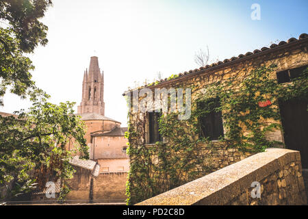 Blick auf die Kirche St. Felix von Girona Straßen Stockfoto