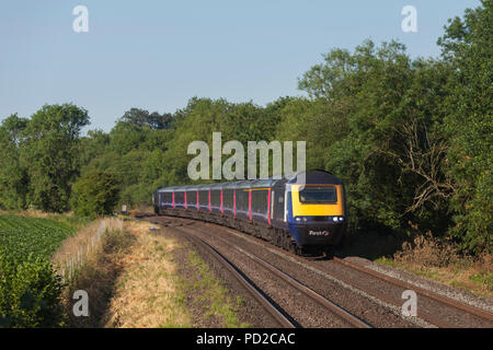 Eine erste Great Western Railway Hochgeschwindigkeitszug (ICE 125) am Great Bedwyn mit Paddington Penzance Zug Stockfoto