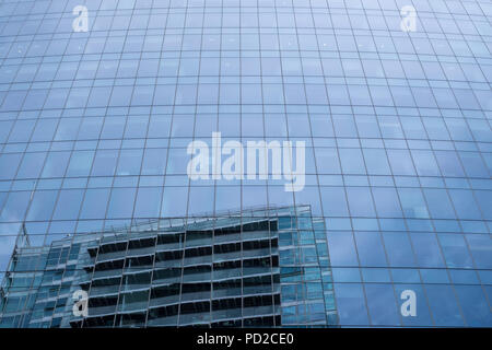 Glasfassade der Aldgate Turm in Whitechapel High Street, mit Reflexion der Himmel und das Gebäude gegenüber im Glas verkleidet. Stockfoto