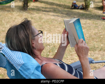 Lesung im Urlaub. In der Nähe von Reading im Urlaub Stockfoto