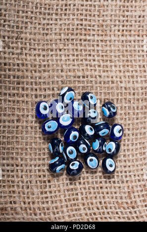 Türkische Evil eye Beads auf Leinwand Textur fabric Stockfoto