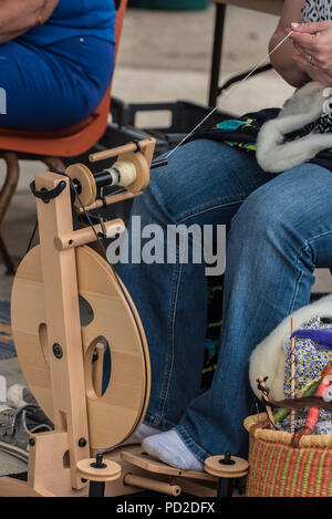 Spinning Wheel Spindel und tritt Garn und Nähen. Stockfoto