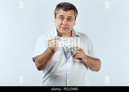 Man bietet Bitcoin anstelle von Dollar, eine Münze von crypto Währung, bitcoin. Stockfoto