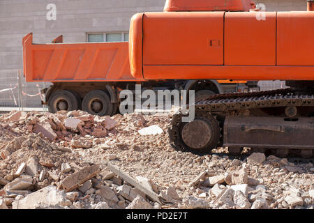 Anschluss Bagger und Kipper über Belastungen von Backstein Schutt Schutt. Baustelle Stockfoto