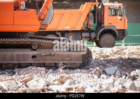 Anschluss Bagger und Kipper über Belastungen von Backstein Schutt Schutt. Baustelle Stockfoto