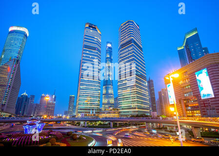 Nachtansicht von Lujiazui Bezirk in Shanghai, China Stockfoto