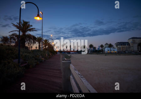 Eine Promenade entlang des Strandes von Port Melbourne. Stockfoto