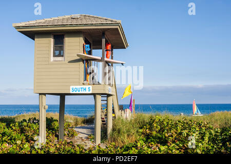 Florida Delray Beach, Atlantischer Ozean, Wasser, Ocean Boulevard, öffentlicher Strand, Rettungsschwimmer, Stand, Station, Surfbrett, Sicherheit, Gezeitenflaggen, Segelboot, Düne, Wasserrettung, Stockfoto