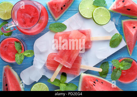 Wassermelone, Zitronenscheiben und Wassermelone Saft auf dem Tisch Stockfoto