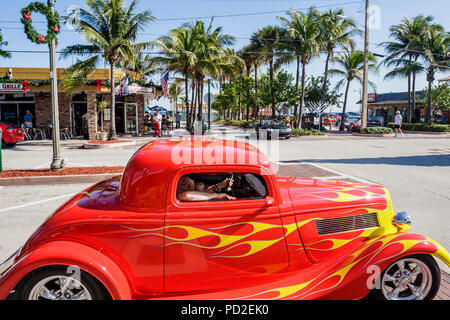 Florida Lauderdale by the Sea, Gemeinschaft am Meer, Palmen, Auto, individuell gestaltet, malen, rot, gelb, Flammen, Kreuzer, hohe Leistung, Hot Rod, FL081221127 Stockfoto