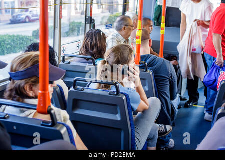 Miami Beach, Florida, Washington Avenue, South Beach Lokal, Metrobus, Bus, Bus, öffentliche Verkehrsmittel, Erwachsene Erwachsene, Erwachsene, Frauen, Dame, Smartphone smart Stockfoto