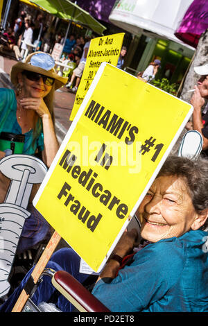 Miami Florida, Miami Dade County, Coconut Grove, King Mango Strut, jährlich, Gemeindeparade, Satire, Parodie, Schild, Plakat, weibliche Frauen, ältere Senioren usw. Stockfoto