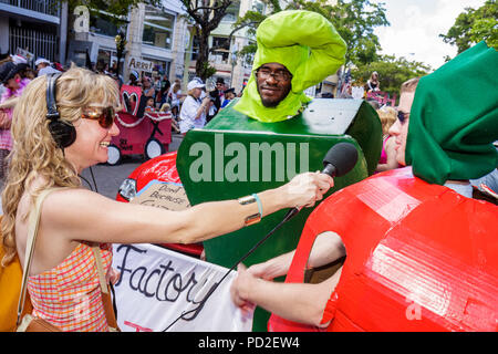 Miami Florida, Miami Dade County, Coconut Grove, King Mango Strut, jährlich, Gemeinschaftsveranstaltung, Parade, Satire, Parodie, Erwachsene Erwachsene Frau Frauen weibliche Dame, Schwarz Stockfoto