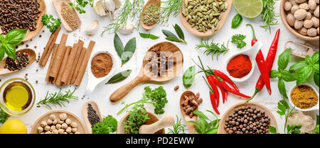 Verschiedene Kräuter und Gewürze. Flach von Gewürzen Zutaten Chili, Pfeffer, Knoblauch, trocknet Thymian, Zimt, Sternanis, Muskatnuss, Rosmarin, Basilikum und Kaf Stockfoto