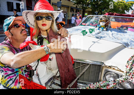 Miami Florida, Miami Dade County, Coconut Grove, King Mango Strut, jährlich, Gemeinschaftsveranstaltung, Parade, Satire, Parodie, Mann Männer männliche Erwachsene Erwachsene, Schaufensterpuppe, Partici Stockfoto