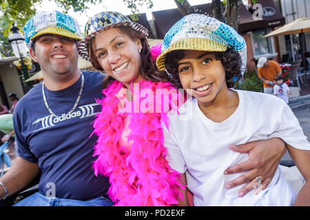 Miami Florida, Miami Dade County, Coconut Grove, King Mango Strut, jährlich, Gemeinschaftsveranstaltung, Parade, Satire, Parodie, Erwachsene Erwachsene Frau Frauen weibliche Dame, Mann mich Stockfoto