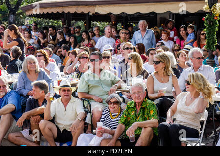 Miami Florida, Miami Dade County, Coconut Grove, King Mango Strut, jährlich, Gemeinschaftsveranstaltung, Parade, Satire, Parodie, Publikum, Menge, beobachten, Männer, Frauen, Paare, ein Stockfoto