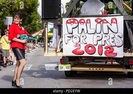 Miami Florida, Miami Dade County, Coconut Grove, King Mango Strut, jährlich, Gemeinschaftsveranstaltung, Parade, Satire, Parodie, Erwachsene Erwachsene Frau Frauen weibliche Dame, partisch Stockfoto