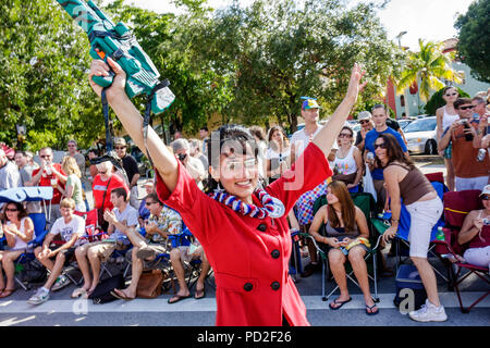 Miami Florida, Miami Dade County, Coconut Grove, King Mango Strut, jährlich, Gemeinschaftsveranstaltung, Parade, Satire, Parodie, Erwachsene Erwachsene Frau Frauen weibliche Dame, partisch Stockfoto