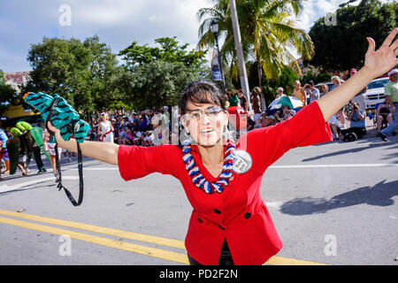 Miami Florida, Miami Dade County, Coconut Grove, King Mango Strut, jährlich, Gemeinschaftsveranstaltung, Parade, Satire, Parodie, Erwachsene Erwachsene Frau Frauen weibliche Dame, partisch Stockfoto