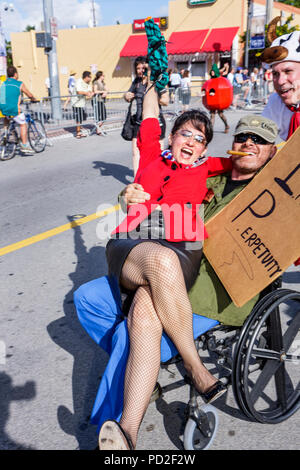 Miami Florida, Miami Dade County, Coconut Grove, King Mango Strut, jährlich, Gemeinschaftsveranstaltung, Parade, Satire, Parodie, Erwachsene Erwachsene Frau Frauen weibliche Dame, partisch Stockfoto