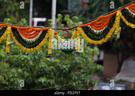 Gruppen von Menschen "Govinda" genießen die Dahi Handi festival Gottes Krishna Geburt in Mumbai, Indien zu feiern. Stockfoto