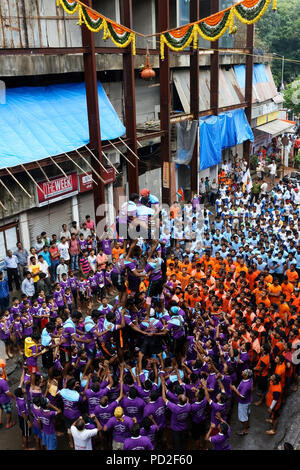 Gruppen von Menschen "Govinda" genießen die Dahi Handi festival Gottes Krishna Geburt in Mumbai, Indien zu feiern. Stockfoto