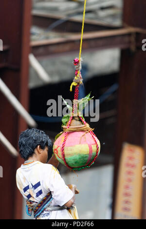 Gruppen von Menschen "Govinda" genießen die Dahi Handi festival Gottes Krishna Geburt in Mumbai, Indien zu feiern. Stockfoto