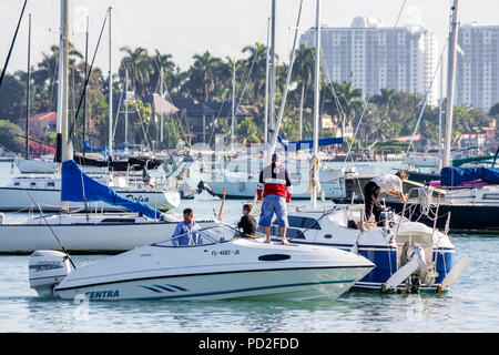 Miami Florida, Biscayne Bay Water, Blick auf Watson Island, Yachthafen, Bootstouren, Wassersport, Motorboot, Segelboote, Mann Männer Erwachsene Erwachsene, Männer, Erholung, festgemacht, y Stockfoto