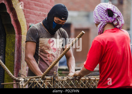 Bhaktapur, Nepal - August 4,2018: Bauarbeiter arbeiten mit eisernen Stange in Bhaktapur, Nepal. Stockfoto