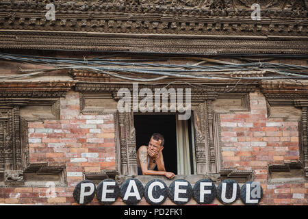 Bhaktapur, Nepal - August 4,2018: Lokale Leute ausserhalb von Fenster in Bhaktapur, Nepal. Stockfoto