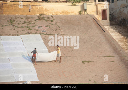 Menschen trocken Hotel Handtücher auf dem Gange ghats von Varanasi, Uttar Pradesh, Indien Stockfoto