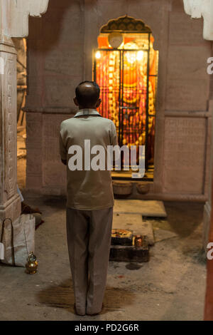 Hinduistische religiöse Menschen Beuten in der juna akhara Naga sadhu Haus in Varanasi, Uttar Pradesh, Indien Stockfoto