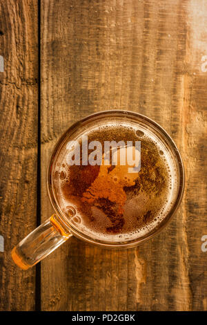 Niederländische Karte und Bier Konzept, Niederlande Silhouette auf Schaumstoff in Bier Glas auf Holz- Tabelle. Ansicht von oben am Becher Bier mit Schaum blasen. Die nationalen liebe Bier Konzept Stockfoto