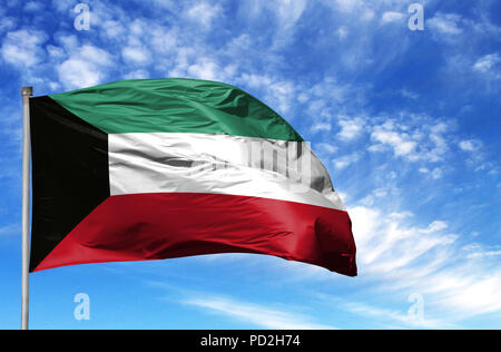 Nationalflagge von Kuwait an einem Fahnenmast vor blauem Himmel. Stockfoto