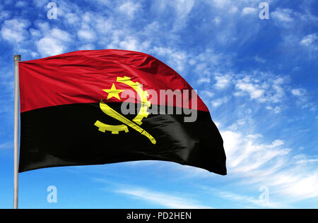 Flagge von Angola auf einem Fahnenmast vor blauem Himmel. Stockfoto