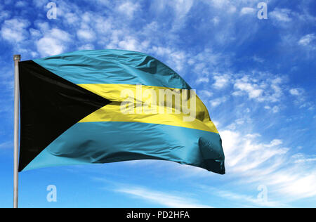 Flagge der Bahamas auf einem Fahnenmast vor blauem Himmel. Stockfoto