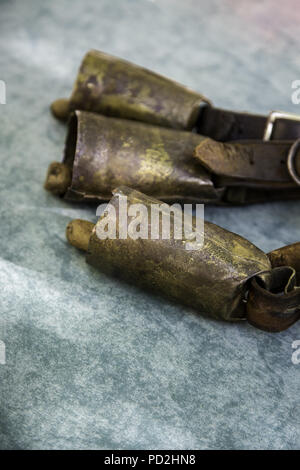 Antike Kuhglocken für Tiere, Signalisierung detail für Kühe Stockfoto