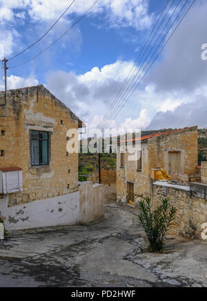 Arsos, Zypern - Oktober 8, 2017: Typische Straßenszene in der Weinbau Dorf Arsos. Stockfoto