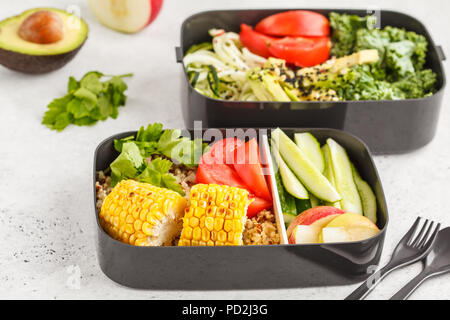 Gesunde Mahlzeit prep Container mit Quinoa, Avocado, Mais, Zucchini Nudeln und Kale. Essen zum Mitnehmen. Weißer Hintergrund, Ansicht von oben. Stockfoto
