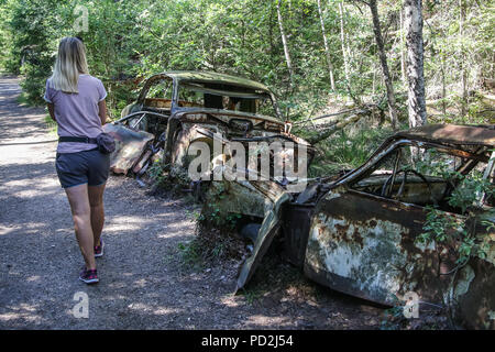 Ryd, Smaland, Schweden 30. Juli 2018. Die sumpfigen Wald Kyrko mosse ist ein altes Auto Friedhof, gefüllt mit den Wracks von historischen Fahrzeugen, Stockfoto