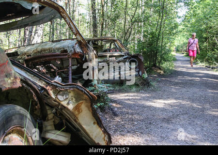 Ryd, Smaland, Schweden 30. Juli 2018. Die sumpfigen Wald Kyrko mosse ist ein altes Auto Friedhof, gefüllt mit den Wracks von historischen Fahrzeugen, Stockfoto