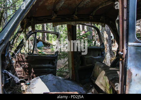 Ryd, Smaland, Schweden 30. Juli 2018. Die sumpfigen Wald Kyrko mosse ist ein altes Auto Friedhof, gefüllt mit den Wracks von historischen Fahrzeugen, Stockfoto