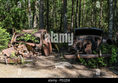 Ryd, Smaland, Schweden 30. Juli 2018. Die sumpfigen Wald Kyrko mosse ist ein altes Auto Friedhof, gefüllt mit den Wracks von historischen Fahrzeugen, Stockfoto