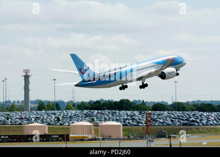Tui Boeing 787 Dreamliner hebt ab am Flughafen Birmingham, UK (G-TUIF) Stockfoto