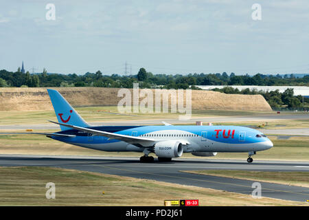 Tui Boeing 787 Dreamliner hebt ab am Flughafen Birmingham, UK (G-TUIF) Stockfoto