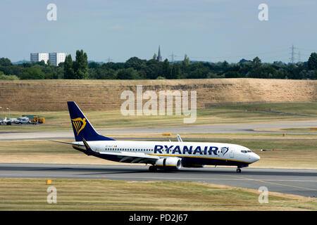 Ryanair Boeing 737-8 als Landung am Flughafen Birmingham, UK (EI-GJT) Stockfoto