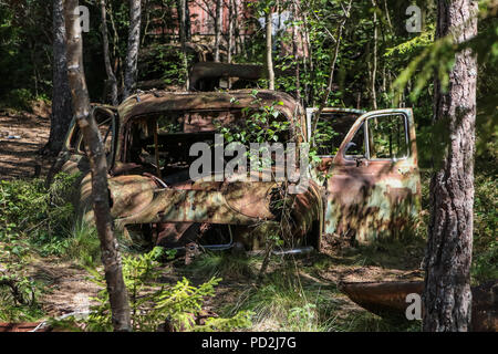 Ryd, Smaland, Schweden 30. Juli 2018. Die sumpfigen Wald Kyrko mosse ist ein altes Auto Friedhof, gefüllt mit den Wracks von historischen Fahrzeugen, Stockfoto